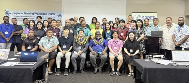 태평양 도서국 기후정보 서비스 역량 강화 교육 워크숍 참가자들이 기념 촬영을 하고 있다. 아태기후센터