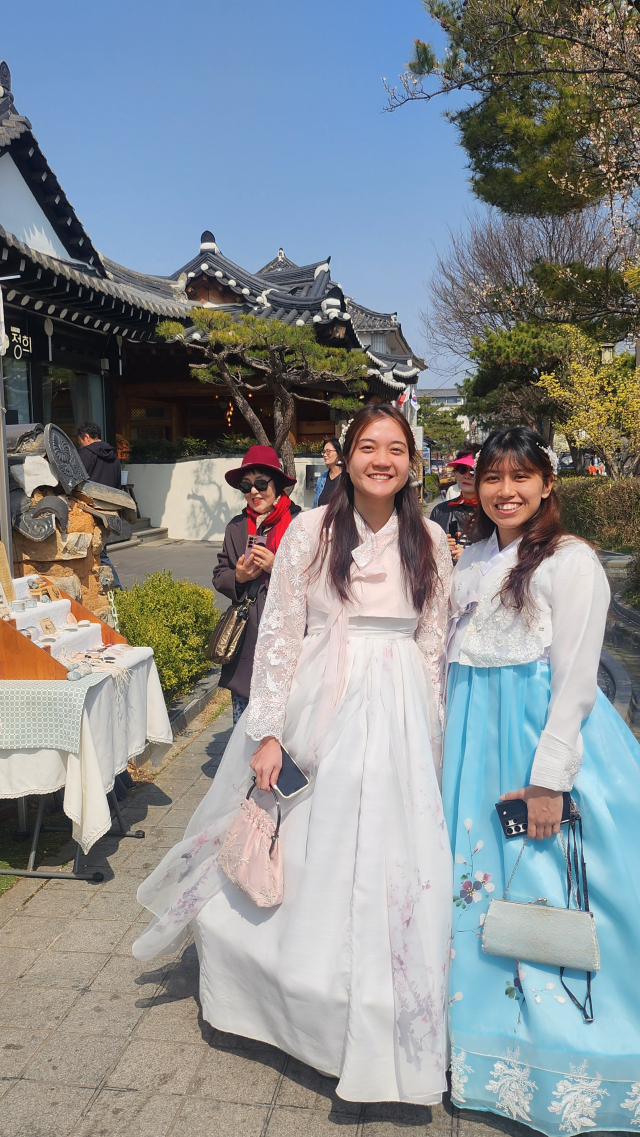 전주 한옥마을을 찾은 외국인 관광객들이 한복을 입고 환하게 웃고 있다. 이들은 “한복은 입었을 때 더 이쁘게 보인다”며 찬사를 아끼지 않았다.