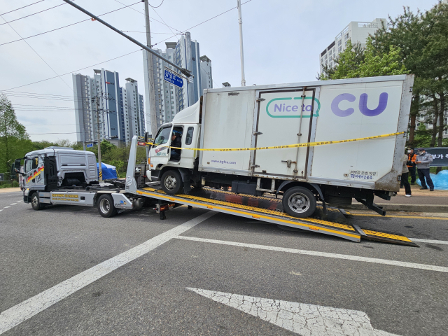 화물연대본부 조합원 사망 사고를 낸 2.5t 화물차가 23일 오전 감식을 위해 이동 조처됐다. 김현우 기자