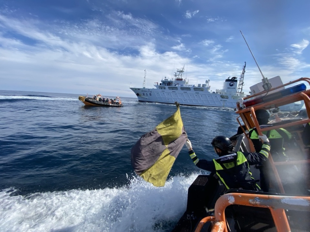 서해어업관리단 소속 국가어업지도선 무궁화15호가 중국어선 불법어업을 특별단속하는 현장 모습. 해수부 제공