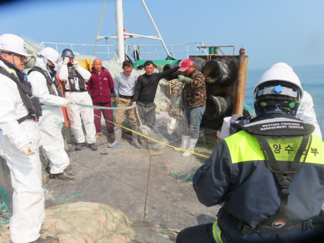 중국어선 불법어업 단속 현장(어구 길이 측정). 해수부 제공