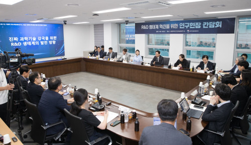 과학기술정보통신부는 '지역주도 과학기술혁신 촉진에 관한 법률안' 제정안이 23일 국회 본회의에서 의결됐다고 밝혔다. 배경훈 과학기술정보통신부 장관이 지난해 8월 13일 서울 관악구 서울대학교 반도체공동연구소에서 열린 'R&D 생태계 혁신을 위한 연구현장 간담회'에서 연구자들과 간담회를 하고 있다. 과기정통부 제공
