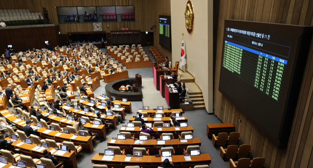 23일 국회에서 열린 4월 임시국회 제7차 본회의에서 주요 법안 11건이 통과되고 있다. 연합뉴스