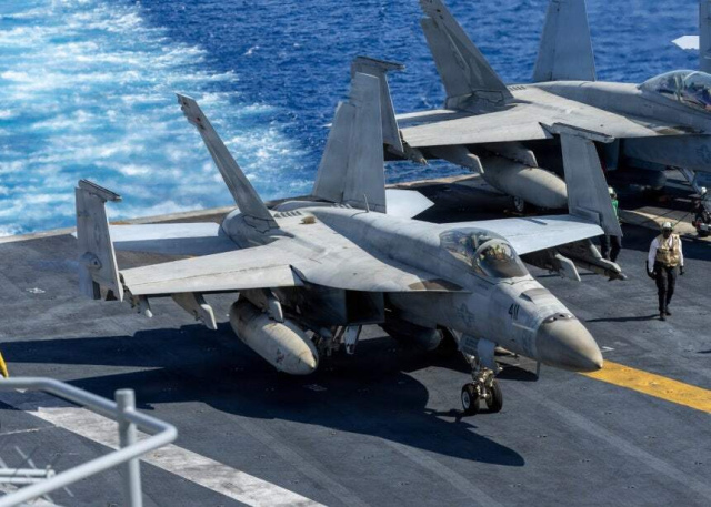 지난 17일 인도양에서 F/A-18E 슈퍼호넷 전투기가 미군 항공모함 조지 H.W. 부시호의 갑판 위로 이동하고 있다. 미 국방부 제공. 연합뉴스