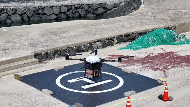 ‘드론-로봇 협업 문 앞 배송’ 실증 현장-드론 이륙(금능). 우주항공청 제공