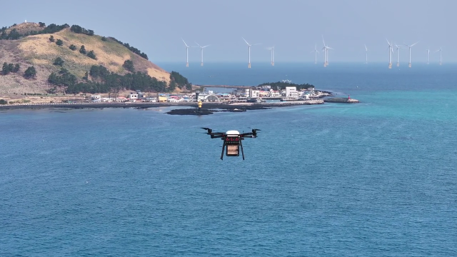 ‘드론-로봇 협업 문 앞 배송’ 실증 현장-드론 비행(금능→비양). 우주항공청 제공