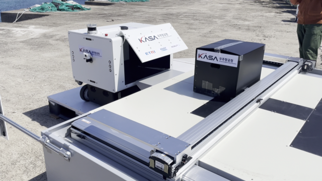 ‘드론-로봇 협업 문 앞 배송’ 실증 현장-로봇배달(물품적재). 우주항공청 제공