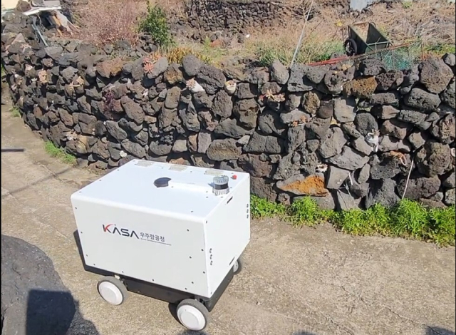 ‘드론-로봇 협업 문 앞 배송’ 실증 현장-로봇배달(이동). 우주항공청 제공