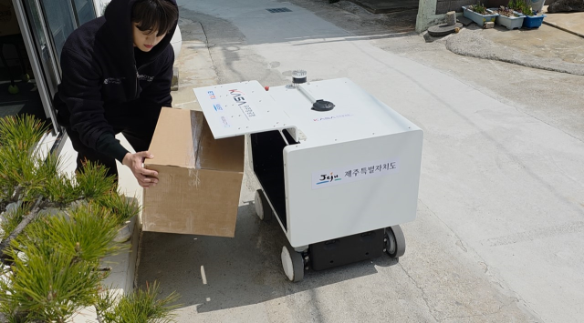 ‘드론-로봇 협업 문 앞 배송’ 실증 현장-로봇배달(물품전달). 우주항공청 제공