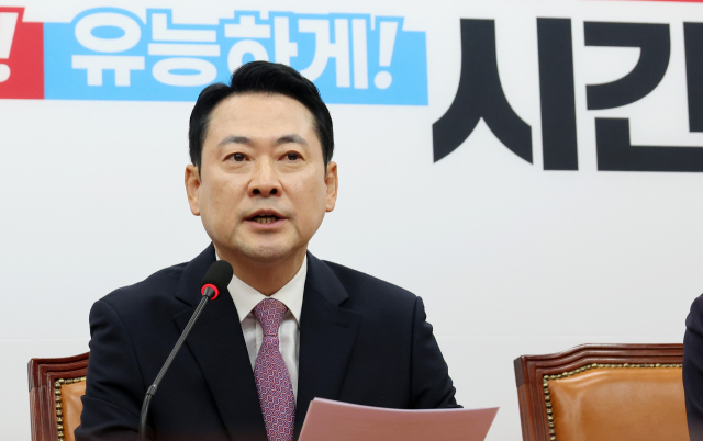 국민의힘 장동혁 대표가 24일 국회에서 브리핑을 열고 정보 누설 논란이 제기된 정동영 통일부 장관에 대한 해임 건의안과 현안 관련 질의에 답하고 있다. 연합뉴스