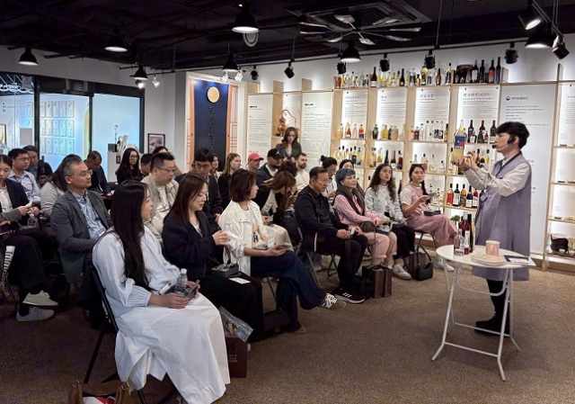 투어에 참여한 바이어들은 인사동에 소재한 전통주 갤러리를 방문해 전통주 소믈리에의 해설을 들으며 다양한 전통주를 시음하는 시간을 가졌다. 농식품부 제공