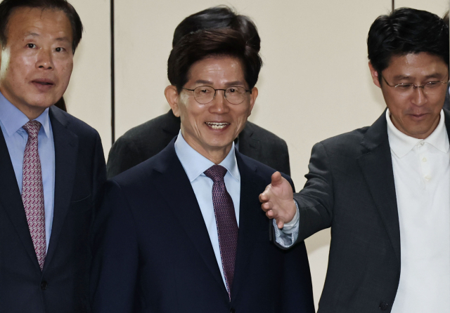 김문수 전 고용노동부 장관이 24일 서울 서초구 서울중앙지방법원에서 열린 제21대 대통령선거 선거법 위반 1심 선고 공판에서 벌금 50만원을 선고받은 뒤 법정을 나서고 있다. 연합뉴스