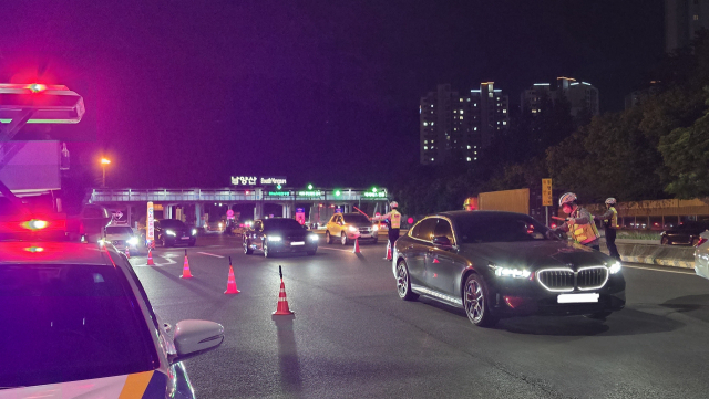 경찰이 23일 밤에 경부고속도로 남양산 톨케이트에서 음주단속을 벌이고 있다. 부산경찰청 제공