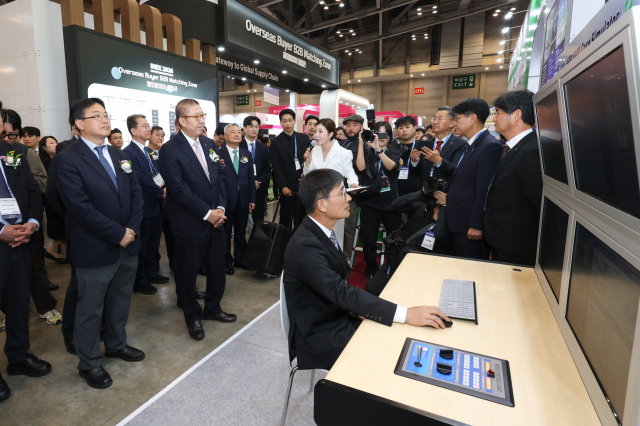 한수원 '원자력 연구개발(R&D) 성과전시관'에서 주요내빈들이 기술시연을 관람하고 있다. 한수원 제공