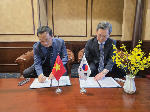 공동개발협약서에 서명하는 김태균 한전기술 사장(오른쪽). 한전기술 제공