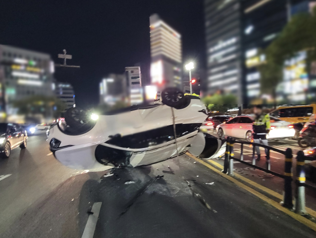 25일 부산 연제경찰서에 따르면 24일 오후 9시께 부산 연제구 연산교차로에서 30대 여성이 몰던 승용차가 좌회전하던 중 맞은편에서 직진하던 또 다른 승용차를 들이받아 각 차량 운전자 2명이 다쳤다. 부산 연제경찰서 제공.