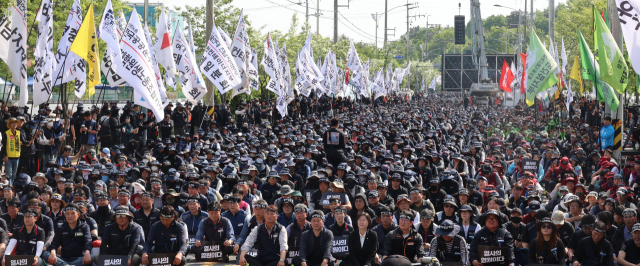 25일 오후 경남 진주시 정촌면 CU 진주물류센터 앞에서 민주노총 공공운수노조 화물연대본부가 '총력투쟁 결의대회'를 하고 있다. 연합뉴스