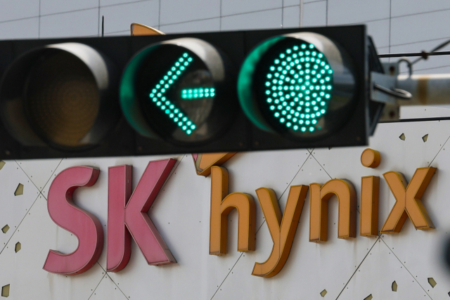 SK하이닉스가 계속되는 인공지능(AI) 반도체 수요 급증에 힘입어 매출액 52조원, 영업익 37조원을 넘으며 역대 최대 실적 기록 행진을 이어간 23일 경기도 이천시 SK하이닉스 본사 모습. 연합뉴스