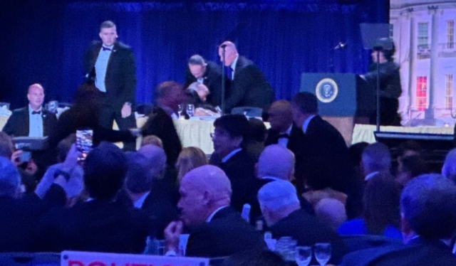 총격 사고 직후 만찬장 현장. AP연합뉴스