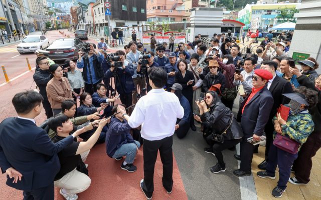 부산 북갑 국회의원 보궐선거에서 무소속 출마를 공식화 한 한동훈 전 국민의힘 대표가 26일 부산 구포초에서 열린 동문운동회에 참석해 있다. 김종진 기자 kjj1761@