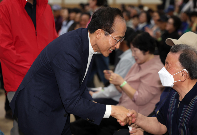 장애인의 날인 20일 오후 대구 북구 엑스코에서 열린 46회 장애인의날 대구시 기념식에서 추경호 국민의힘 대구시장 예비경선 후보가 참석자들과 인사하고 있다. 연합뉴스