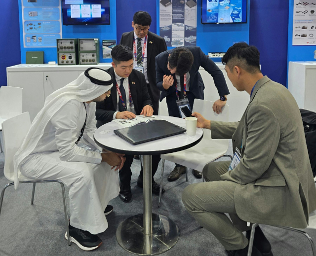 4월 20~23일 말레이시아 DSA에 참가한 경남 방산 중소기업이 바이어와 상담하고 있다. 경남도 제공