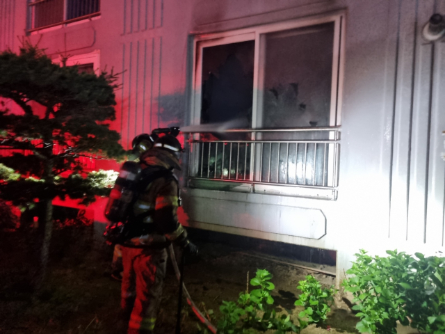 지난 25일 경남 김해시 내동의 한 아파트 1층에서 불이나 주민 2명이 다치고 40여 명이 대피했다. 경남소방본부 제공