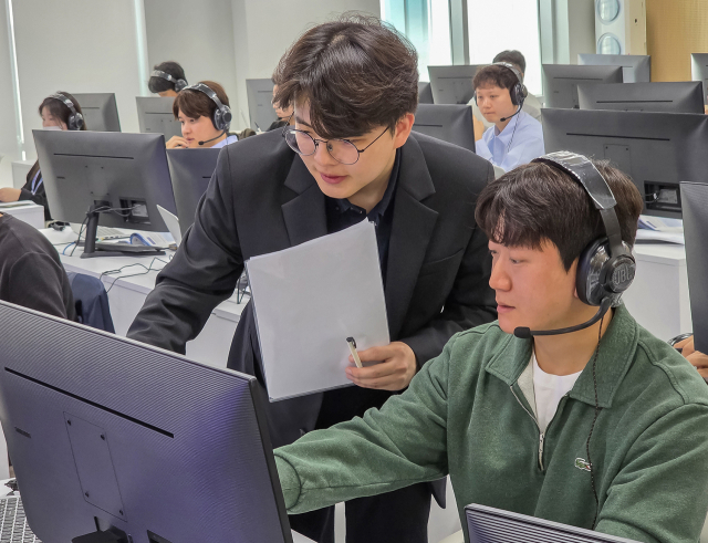 지난 18일 경기도 수원 삼성전자 인재개발원에서 삼성전자 감독관이 삼성직무적성검사 응시자를 대상으로 예비 소집을 진행하고 있다.삼성전자 제공