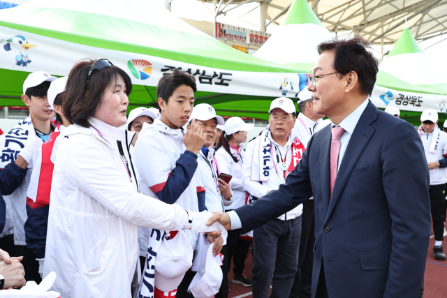 박완수 경남지사가 지난 24일 김해에서 열린 전국생활체육대축전 개막식에서 참가자들을 격려하고 있다. 경남도 제공