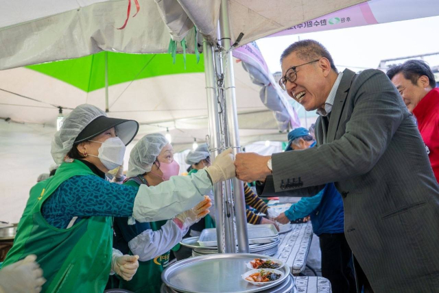 박형준 부산시장이 지난 24일 부산 기장군 대변항에서 열린 제30회 기장멸치축제에서 상인들과 인사를 나누고 있다. 박형준 SNS 캡쳐