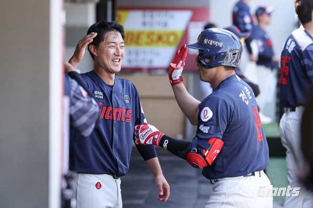 5회초 전준우가 1점 홈런을 친 뒤 노진혁과 하이파이브를 하고 있다. 롯데 자이언츠 제공