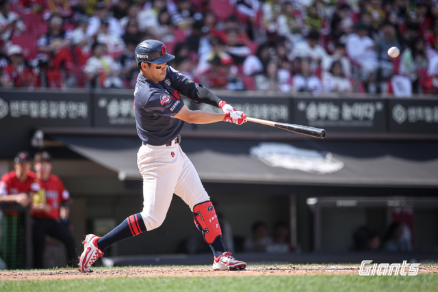 26일 KIA와의 원정 경기에서 롯데 전준우가 5회초 1점 홈런을 치고 있다. 롯데 자이언츠 제공