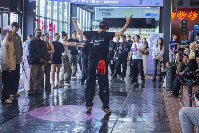 지난 26일 부산 수영구 밀락더마켓에서 열린 '2026부산스텝업댄스페스티벌' 둘째 날 예선전 현장. 청년문화진흥협회 제공