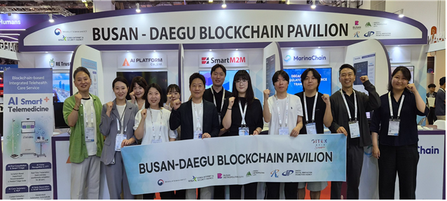 ‘자이텍스 아시아(GITEX AI ASIA SINGAPORE 2026)’ 참가기업 관계자들이 단체 기념사진을 촬영하고 있다. 부산테크노파크 제공