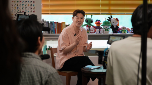 부산시는 창업, 결혼, 취업, 부산살이 등 다양한 분야에서 먼저 경험한 부산시민들이 출연해 자신의 이야기를 나누는 토크 콘텐츠 '해봐서 아는데'를 공개한다. 사진은 '해봐서 아는데' 메인 MC를 맡은 배우 한상진. 부산시 제공