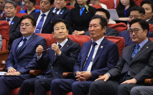 홍익표 청와대 정무수석(왼쪽부터), 정동영 통일부 장관, 더불어민주당 정청래 대표, 우원식 국회의장이 27일 서울 여의도 국회 의원회관에서 열린 4.27 판문점 선언 8주년 기념식에 참석해 있다. 연합뉴스