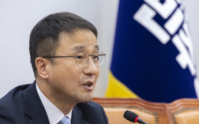 더불어민주당 한병도 원내대표가 21일 국회에서 열린 현안 관련 기자회견에서 발언하고 있다. 김병기 전 원내대표의 사퇴로 보궐 선거를 통해 선출돼 101일간 민주당을 이끌었던 한 원내대표는 오는 5월 열리는 차기 민주당 원내대표 선거에 출마하기 위해 이날 원내대표직에서 사퇴했다. 연합뉴스