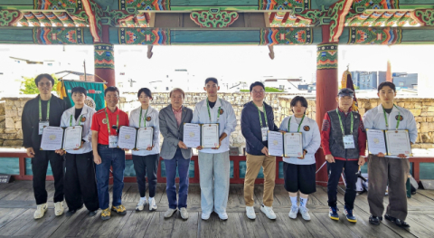 동아대 ROTC 동문장학회 임원들과 장학생들이 기념촬영을 하고 있다. (동아대 제공)