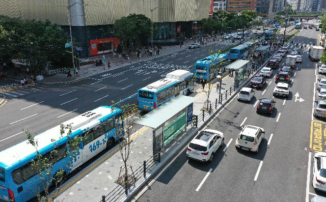 부산경제정의실천시민연합은 운송사업자 통폐합과 환승센터, 노선 개편 등을 통해 부산 시내버스 준공영제 체계를 손봐야 한다고 주장했다. 부산 부산진구에서 BRT(중앙버스전용차로) 모습. 부산일보DB