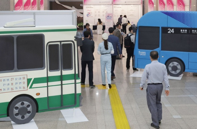 부산에 버스 준공영제가 도입되면서 2019년 대비 2024년 버스 노선과 정류장 수는 늘어났지만 승객수는 코로나 이전에 비해 크게 못미치는 것으로 나타났다. 사진은 부산 시내∙마을버스 승무원 채용설명회 모습. 정대현 기자 jhyun@