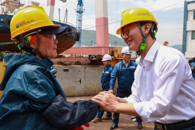 더불어민주당 전재수 부산시장 후보는 28일 평생 선박 수리조선업에 종사해온 70대 ‘깡깡이 어머니’ 이복순 씨를 후원회장으로 위촉했다. 전재수 후보 캠프 제공