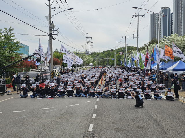 28일 경남 진주시 CU 물류센터 앞에서 화물연대가 영호남 결의대회를 개최했다. 김현우 기자
