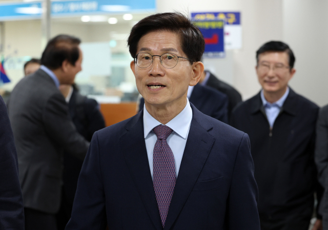 김문수 전 고용노동부 장관이 지난 24일 서울 서초구 서울중앙지방법원에서 열린 제21대 대통령선거 선거법 위반 1심 선고 공판에 출석하고 있다. 이날 김 전 장관은 공직선거법 위반 혐의로 벌금 50만원을 선고받았다. 연합뉴스