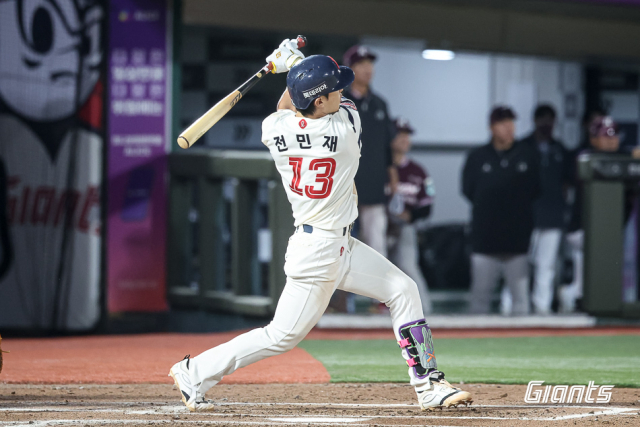 롯데 전민재가 5회말 키움 선발투수 알칸타라를 상대로 2루타를 치고 있다. 롯데 자이언츠 제공