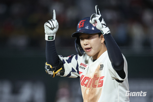 롯데의 이호준이 3-2를 만드는 결승타를 친 뒤 세리머니를 하고 있다. 롯데 자이언츠 제공