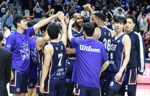 부산 KCC 선수들이 지난 28일 부산 사직체육관에서 열린 2025-2026 프로농구 안양 정관장과의 4강 PO 3차전에서 승리한 뒤 기뻐하고 있다.연합뉴스