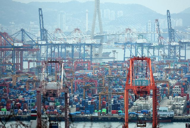 부산항 신선대 부두에 컨테이너가 쌓여 있다. 연합뉴스