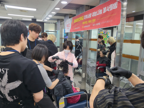경남정보대 헤어디자인과 ‘가위손’ 봉사활동 모습. (경남정보대 제공)