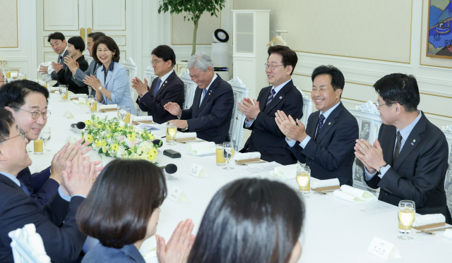 이재명 대통령이 29일 청와대에서 열린 비교섭단체 및 무소속 의원 초청 오찬에서 참석자들과 시작에 앞서 박수치고 있다. 연합뉴스
