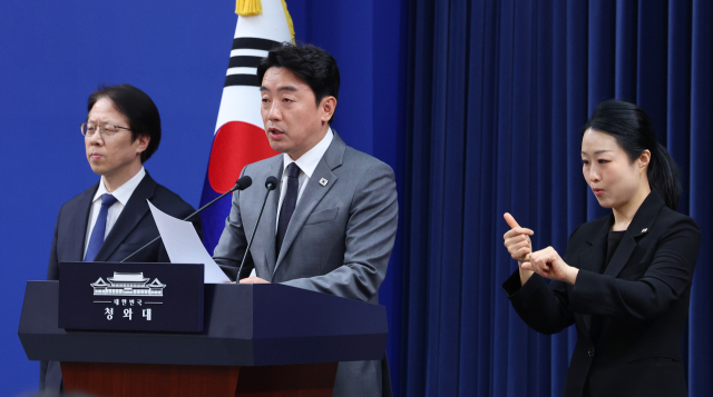 강훈식 대통령 비서실장이 29일 청와대 춘추관에서 '공직역량 강화' 핵심성과 및 추진계획 브리핑을 하고 있다. 왼쪽은 조성주 인사수석. 연합뉴스